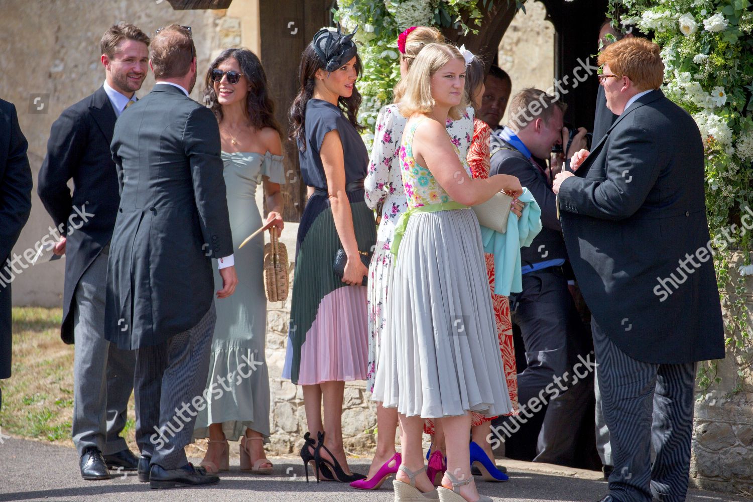  PRINCIPE HARRY  MEGHAN Y BABY SUSSEX  (1) - TODO SOBRE ELLOS AQUÍ. - Página 12 The-wedding-of-daisy-jenks-and-charlie-van-straubenzee-st-mary-the-virgin-church-frensham-surrey-uk-shutterstock-editorial-9779836m