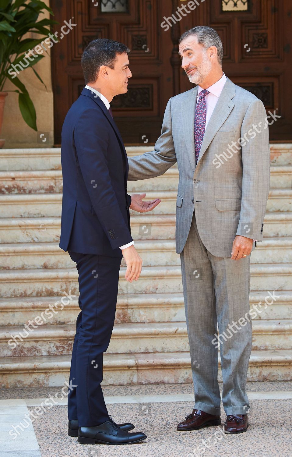 king-felipe-vi-meets-with-spanish-prime-minister-pedro-sanchez-palma-de-majorca-spain-shutterstock-editorial-9781327k.jpg