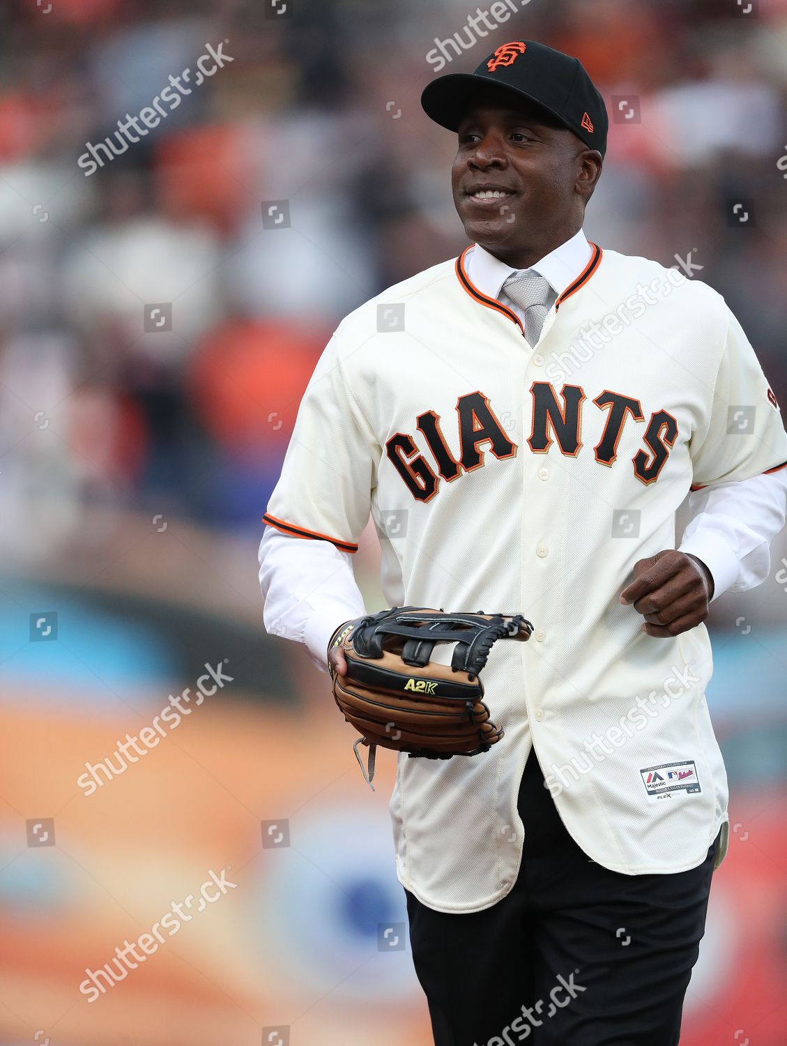 San Francisco Giants Barry Bonds speaks to the sold out crowd with