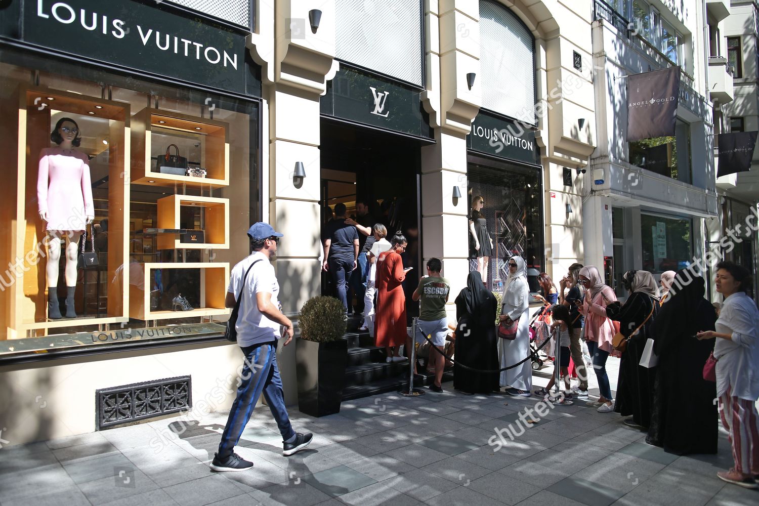 queue enter Louis Vuitton luxury shop Stock Photo - Stock | Shutterstock