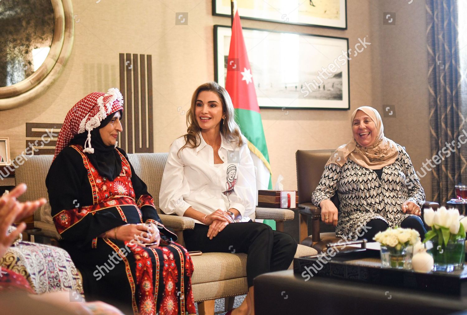 CASA REAL JORDANA - Página 11 Queen-rania-meets-with-female-artisanal-food-producers-amman-jordan-shutterstock-editorial-9855869a