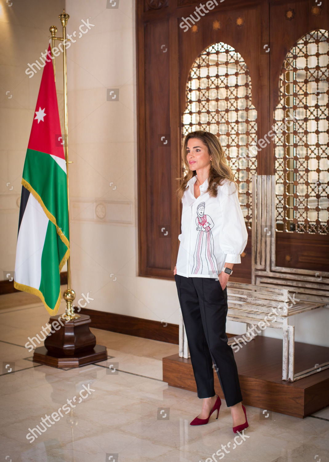 CASA REAL JORDANA - Página 11 Queen-rania-meets-with-female-artisanal-food-producers-amman-jordan-shutterstock-editorial-9855869b