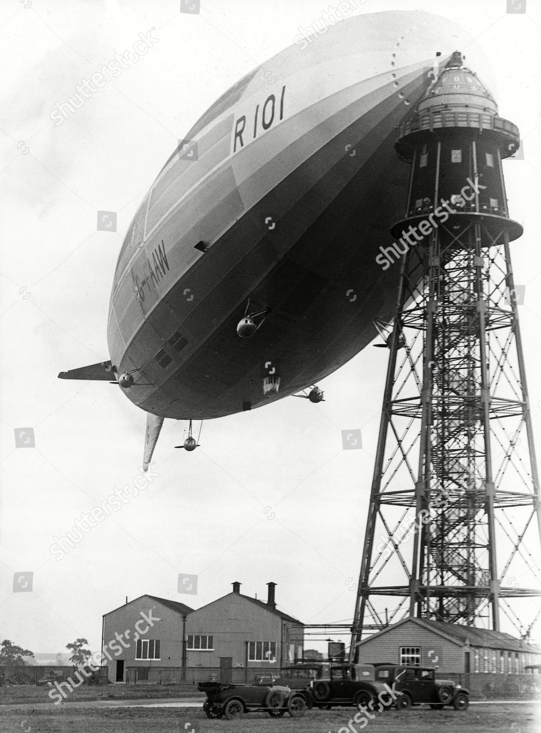 r101-airship-on-mooring-mast-shutterstock-editorial-9868274a.jpg