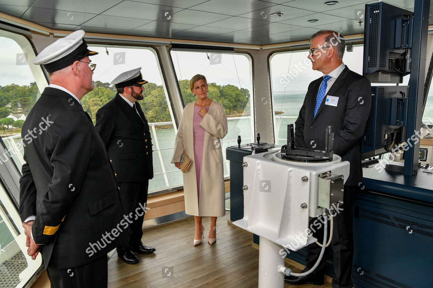 CASA REAL BRITÁNICA - Página 65 Sophie-countess-of-wessex-visit-to-the-isle-of-wight-uk-shutterstock-editorial-9887859ah