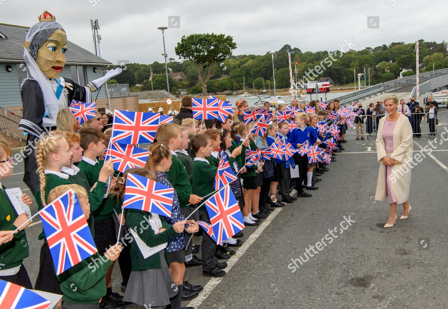 CASA REAL BRITÁNICA - Página 64 Sophie-countess-of-wessex-visit-to-the-isle-of-wight-uk-shutterstock-editorial-9887859h