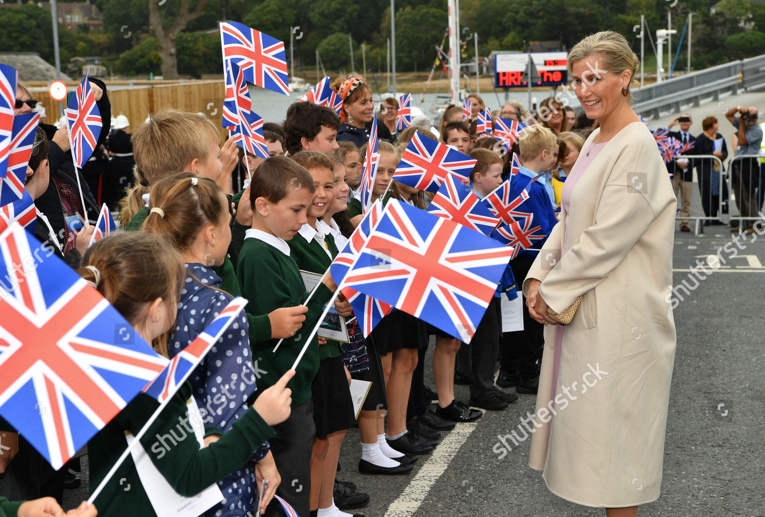 CASA REAL BRITÁNICA - Página 64 Sophie-countess-of-wessex-visit-to-the-isle-of-wight-uk-shutterstock-editorial-9887859j