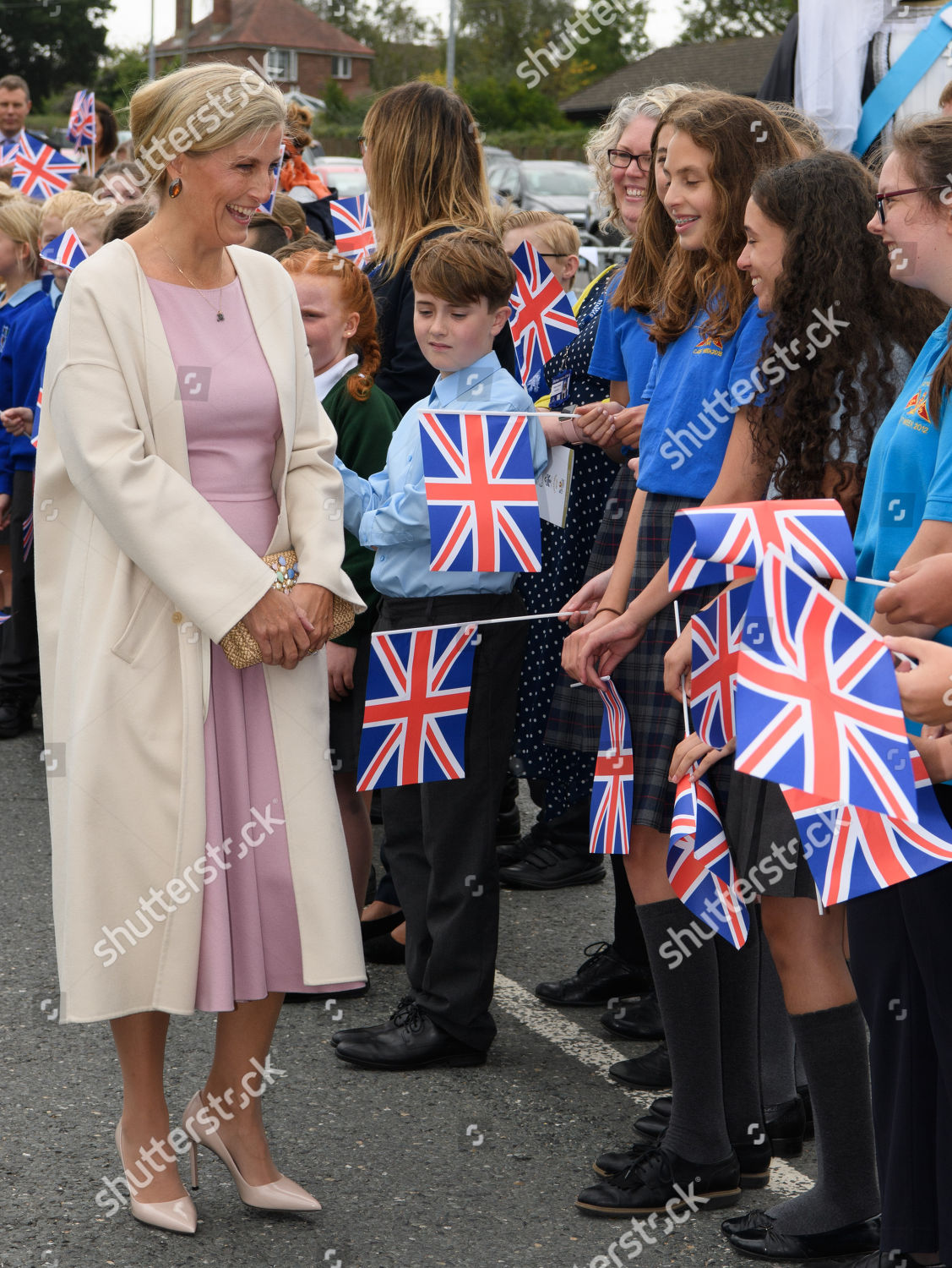 CASA REAL BRITÁNICA - Página 64 Sophie-countess-of-wessex-visit-to-the-isle-of-wight-uk-shutterstock-editorial-9887859s