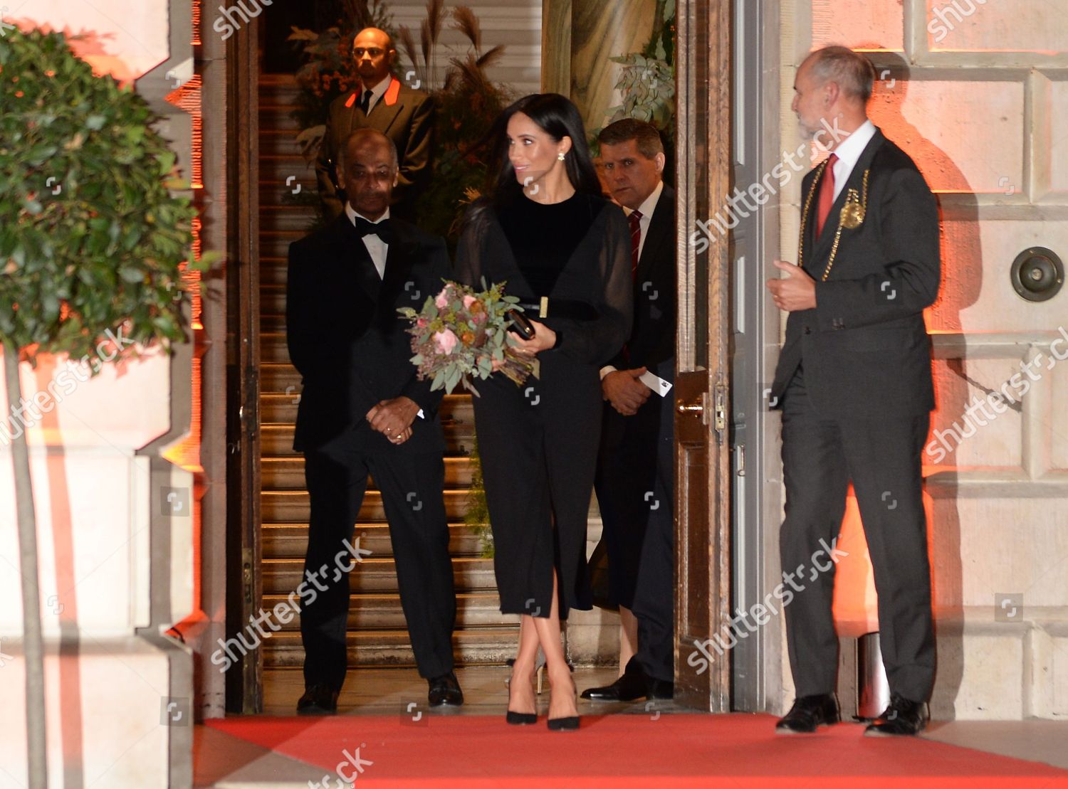  PRINCIPE HARRY  MEGHAN Y BABY SUSSEX  (1) - TODO SOBRE ELLOS AQUÍ. - Página 21 Oceania-exhibition-opening-royal-academy-of-arts-london-uk-shutterstock-editorial-9894517a