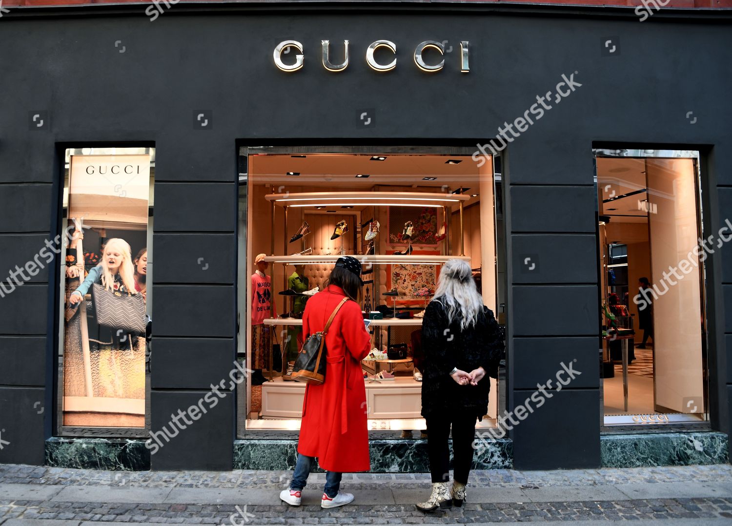 social ufuldstændig Kan beregnes Shoppers looking through windows Gucci store Editorial Stock Photo - Stock  Image | Shutterstock