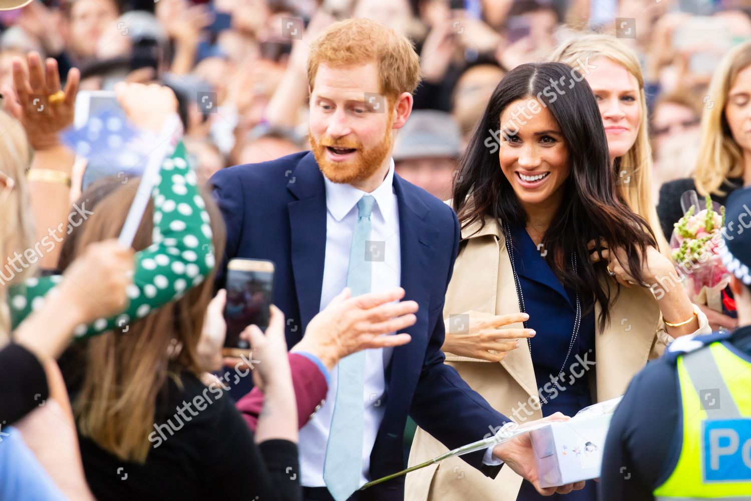 HARRY Y MEGHAN VISITAN AUSTRALIA, FIJI, TONGA Y NUEVA ZELANDA DEL 16 AL 31 DE OCTUBRE - Página 11 Prince-harry-and-meghan-duchess-of-sussex-tour-of-australia-shutterstock-editorial-9936553ak