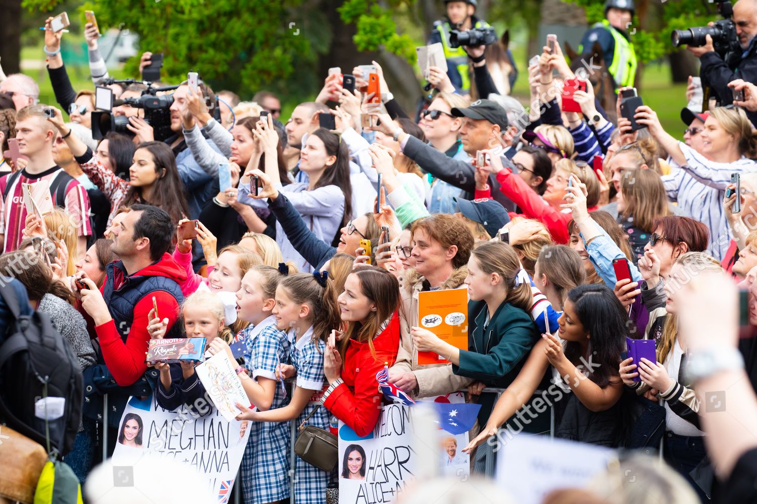 HARRY Y MEGHAN VISITAN AUSTRALIA, FIJI, TONGA Y NUEVA ZELANDA DEL 16 AL 31 DE OCTUBRE - Página 11 Prince-harry-and-meghan-duchess-of-sussex-tour-of-australia-shutterstock-editorial-9936553v