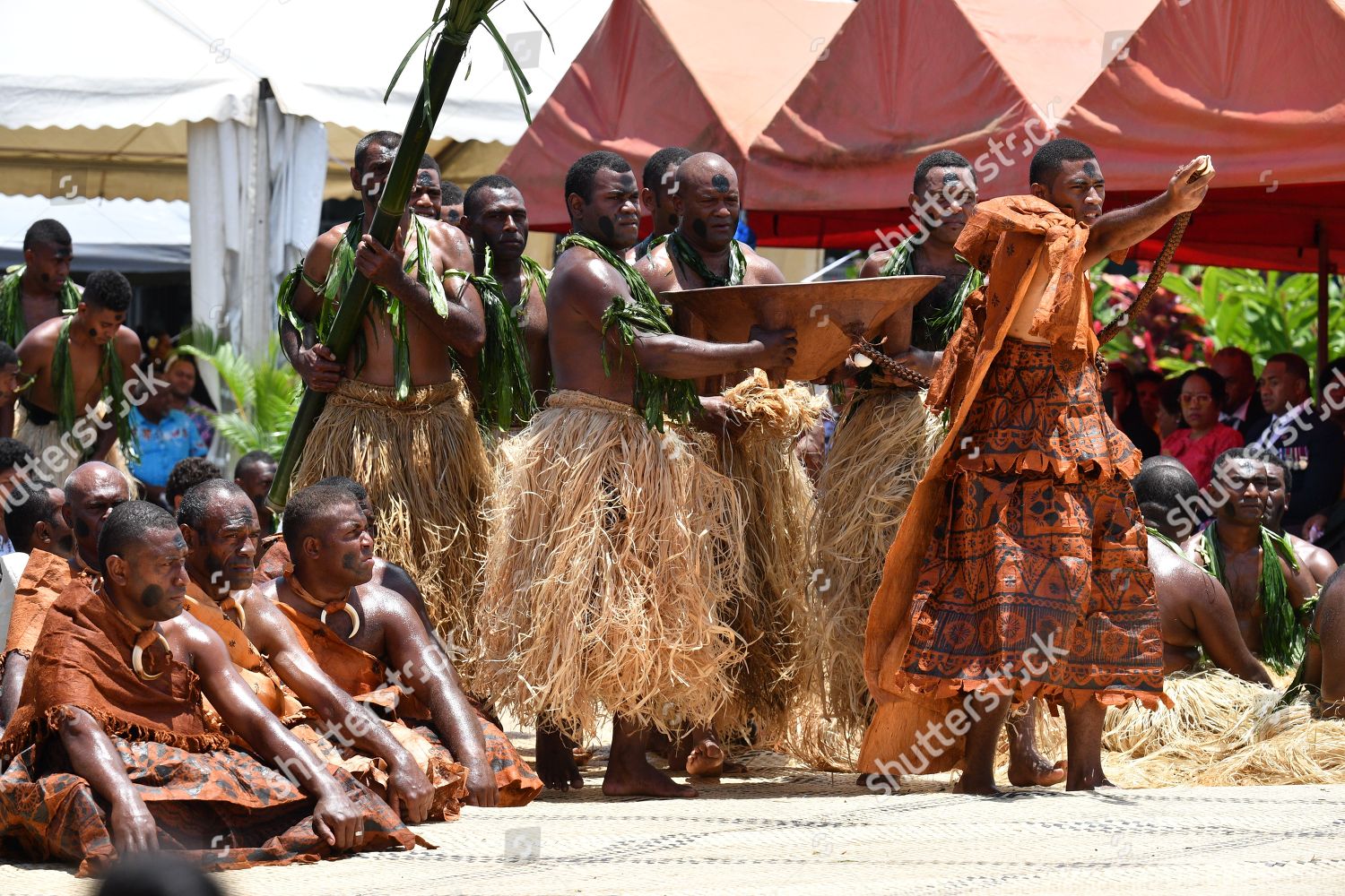 HARRY Y MEGHAN VISITAN AUSTRALIA, FIJI, TONGA Y NUEVA ZELANDA DEL 16 AL 31 DE OCTUBRE - Página 26 Prince-harry-and-meghan-duchess-of-sussex-tour-of-fiji-shutterstock-editorial-9943802v