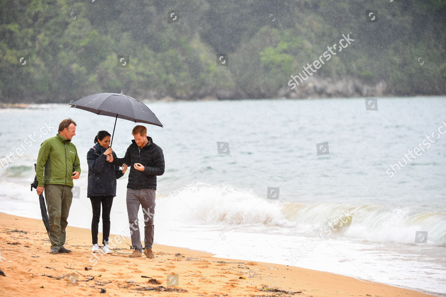 HARRY Y MEGHAN VISITAN AUSTRALIA, FIJI, TONGA Y NUEVA ZELANDA DEL 16 AL 31 DE OCTUBRE - Página 44 Prince-harry-and-meghan-duchess-of-sussex-tour-of-new-zealand-day-2-wellington-shutterstock-editorial-9947231aa