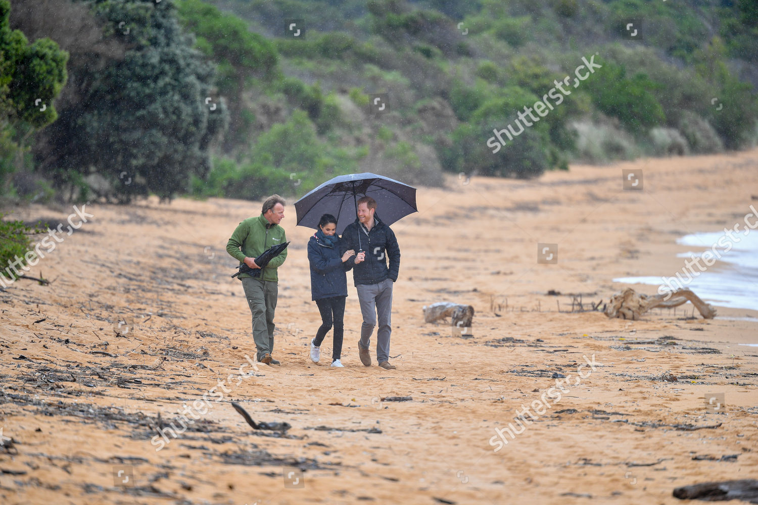 HARRY Y MEGHAN VISITAN AUSTRALIA, FIJI, TONGA Y NUEVA ZELANDA DEL 16 AL 31 DE OCTUBRE - Página 45 Prince-harry-and-meghan-duchess-of-sussex-tour-of-new-zealand-day-2-wellington-shutterstock-editorial-9947231br