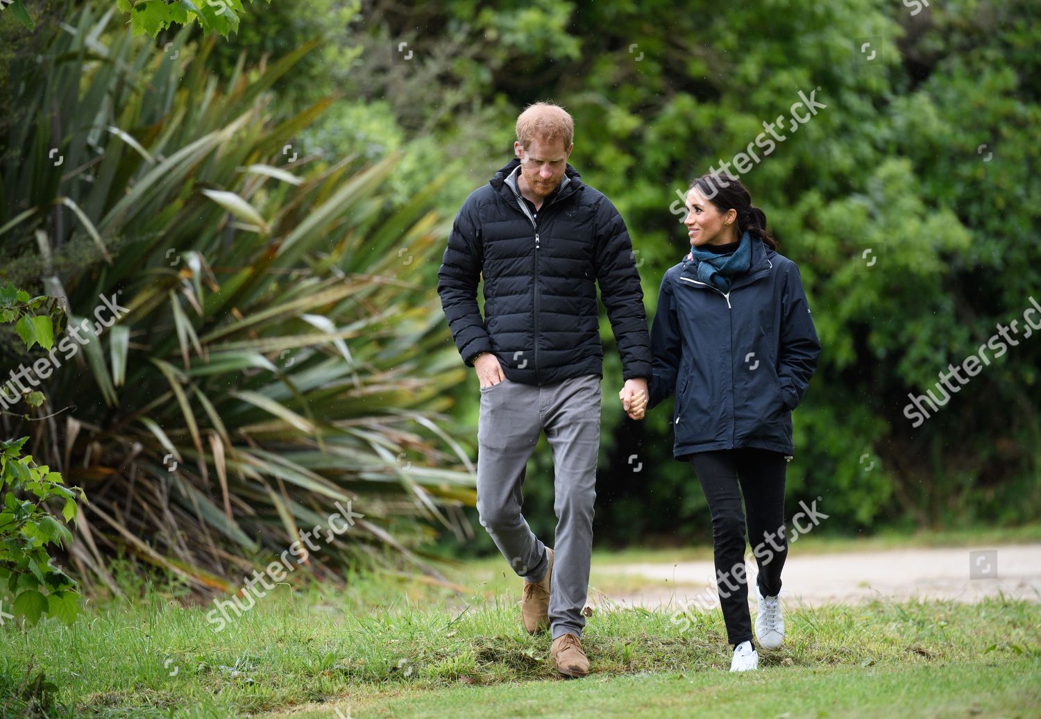 HARRY Y MEGHAN VISITAN AUSTRALIA, FIJI, TONGA Y NUEVA ZELANDA DEL 16 AL 31 DE OCTUBRE - Página 44 Prince-harry-and-meghan-duchess-of-sussex-tour-of-new-zealand-day-2-wellington-shutterstock-editorial-9947231d