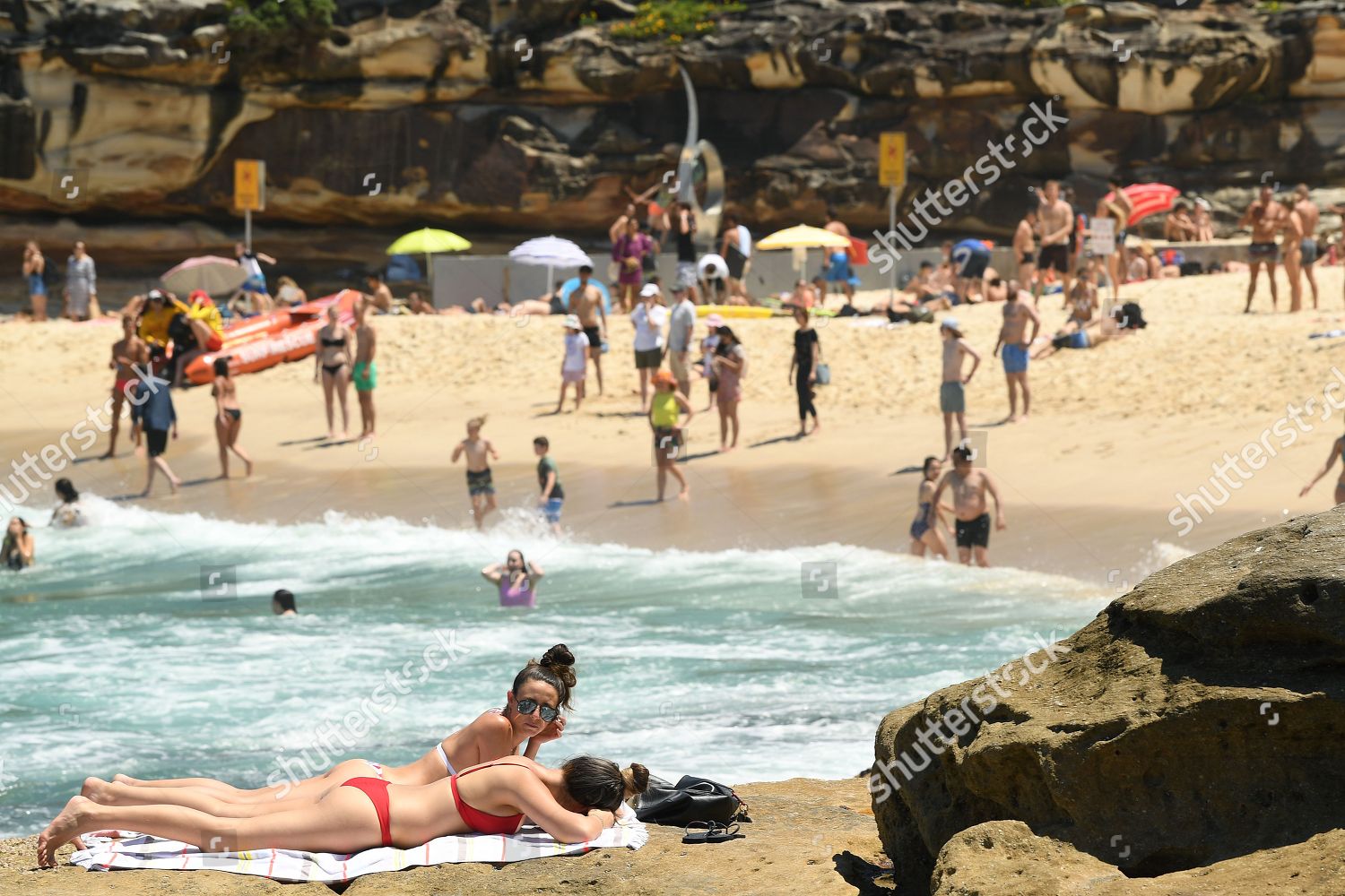 Beachgoers Seen Escaping Heat Tamarama Beach Sydney Redaktionelles Stockfoto Stockbild Shutterstock Beachgoers Seen Escaping Heat Tamarama Beach Sydney Redaktionelles Stockfoto Stockbild Shutterstock
