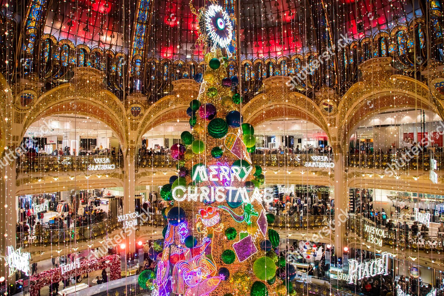 Giant Christmas Tree Stands Beneath Dome Galeries Editorial Stock