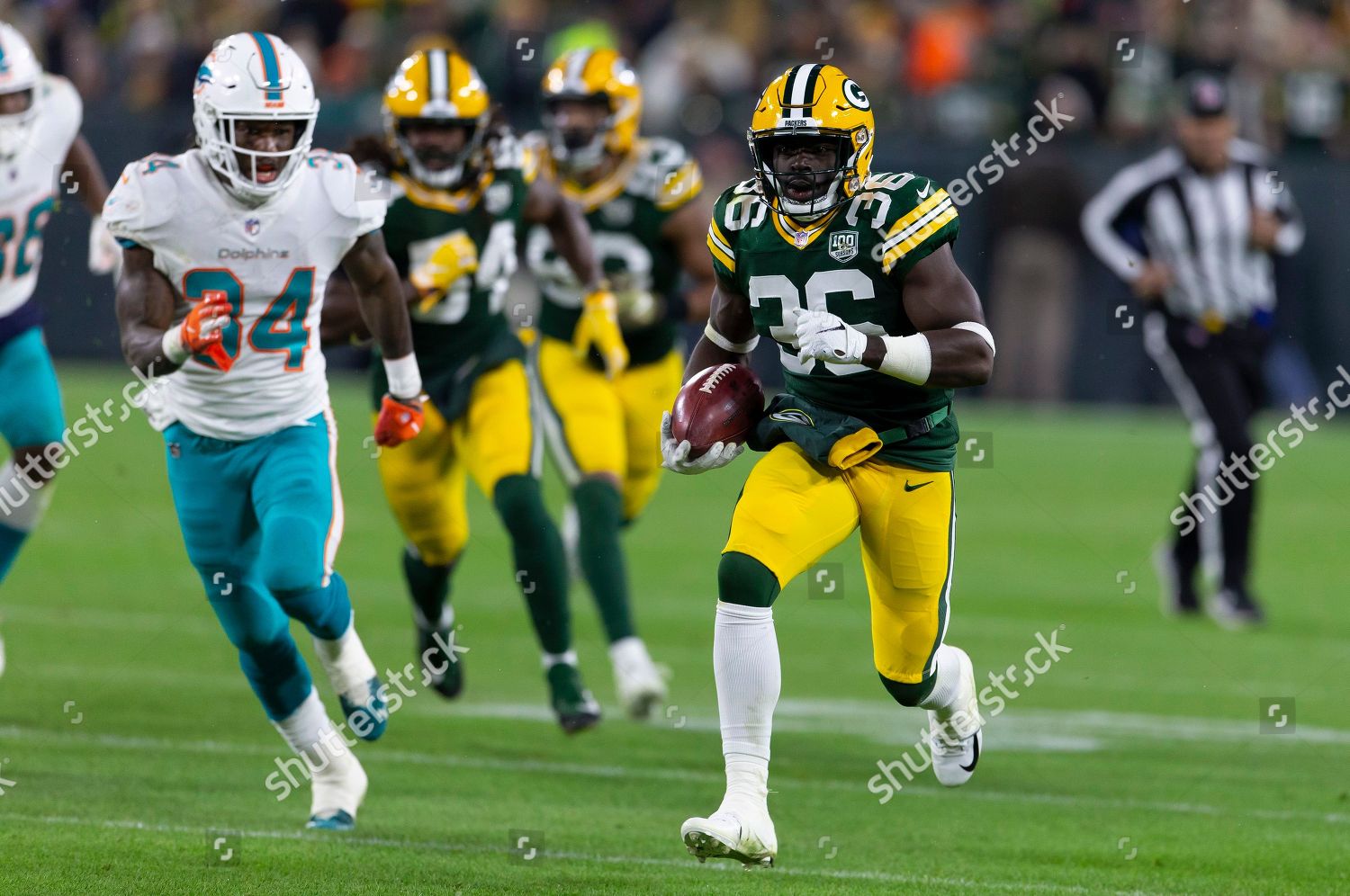 Green Bay, WI, USA. 11th Nov, 2018. Green Bay Packers defensive back Raven  Greene #36 returns a fake punt for a first down during the NFL Football  game between the Miami Dolphins