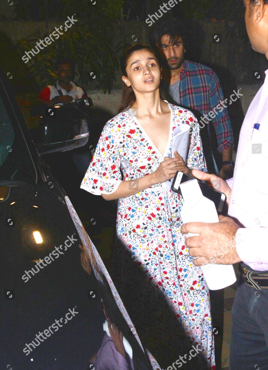 [Image: alia-bhatt-and-ranbir-kapoor-out-and-abo...82356a.jpg]