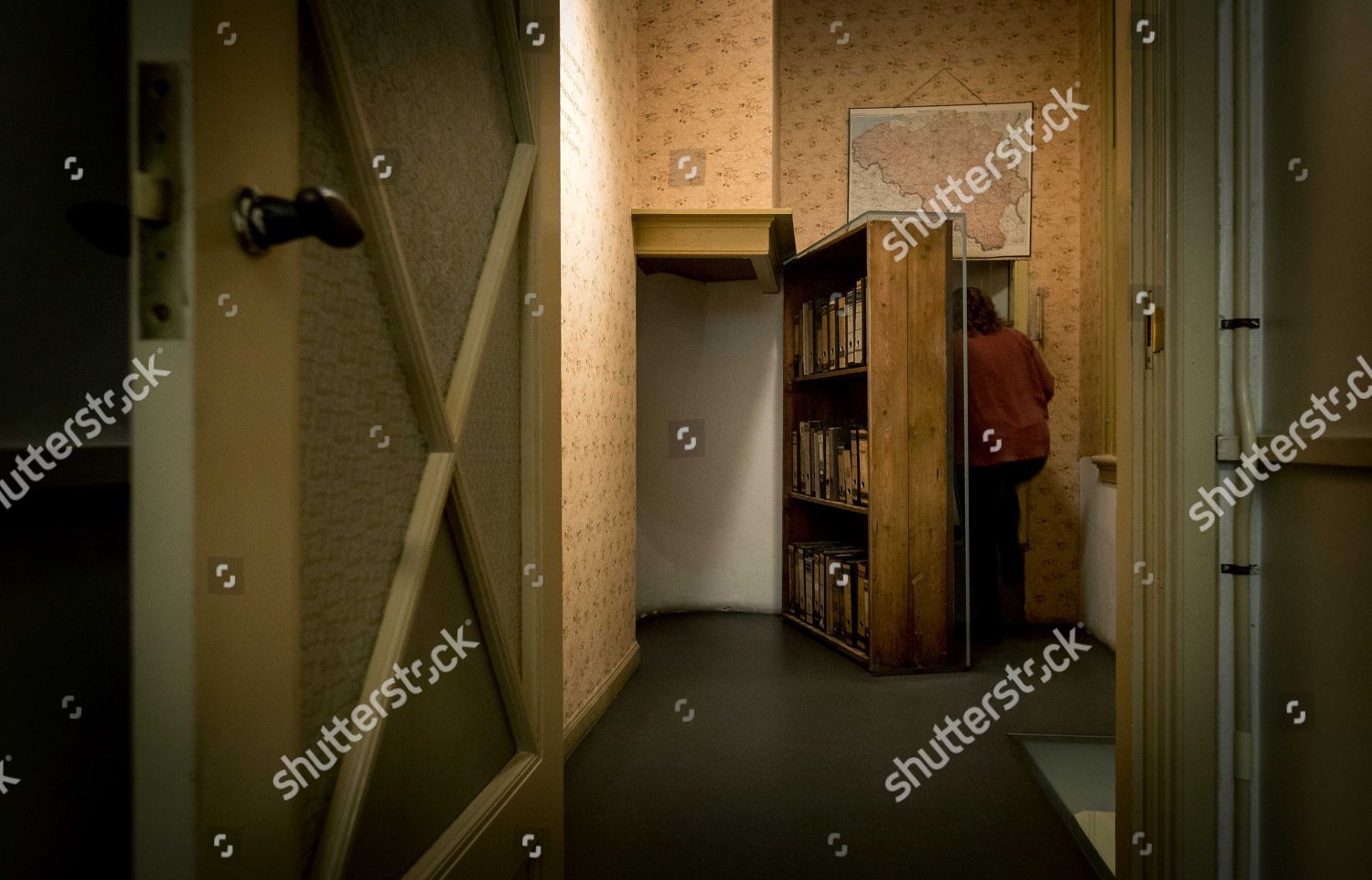 Featured image of post Anne Frank House Bookcase : This is the bookcase in the anne frank museum/house that led to the secret units where she and her family were hiding out.
