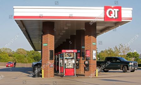 people pump gas quik trip station greenville editorial stock photo stock image shutterstock https www shutterstock com editorial image editorial gas prices decrease across the us state of texas greenville usa 15 aug 2019 10362946f