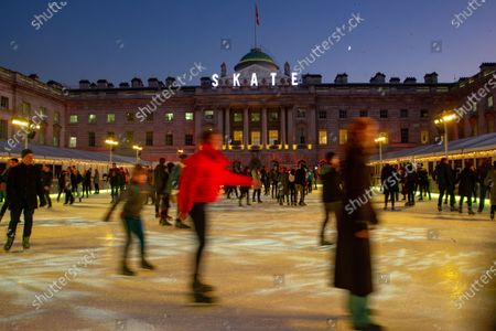 Skate Allnighter Somerset House London Stockfotos Exklusiv