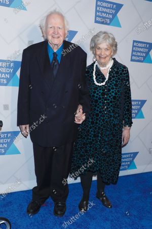 Debate - DEBATE sobre estatura de famosos y famosas - volumen 3 - Página 27 Ripple-of-hope-award-gala-arrivals-new-york-hilton-midtown-usa-shutterstock-editorial-10504489ah