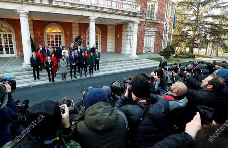 New Spanish Governments First Cabinet Meeting Madrid Stockfotos