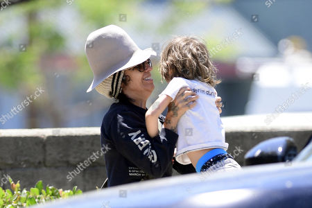 Linda Perry Sara Gilbert Out About Los Stockfotok Exkluziv Shutterstock