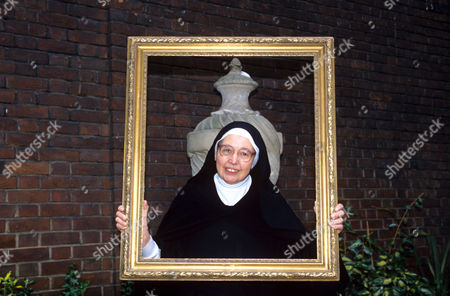 BBC Art Historian Sister Wendy Beckett dies Stock Photos (Exclusive