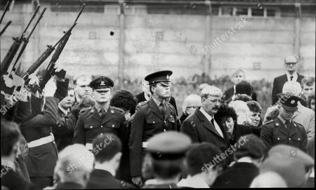 maureen-shinner-the-mother-of-ian-shinner-killed-by-the-ira-in-holland-attends-his-funeral-shutterstock-editorial-3027818a.jpg