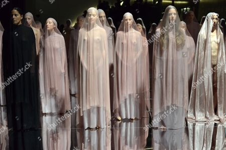 Vanessa Beecroft Stock Photos, Editorial Images and Stock Pictures ...