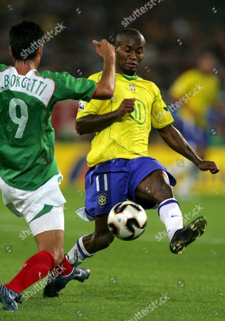Brazilian Player Ze Roberto R Fights Ball Editorial Stock Photo Stock Image Shutterstock