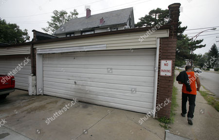 View Garage Where One Three Womens Bodies Editorial Stock Photo