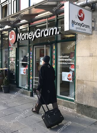 Man Suitcase Walks Past Moneygram International Office Redaktionelles Stockfoto Stockbild Shutterstock