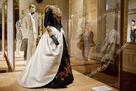 Visitor Looks Onhe Wedding Dress Qui Le Editorial Stock Photo