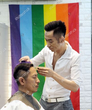 Hairdresser Eric Chang R Cuts Customers Hair Editorial Stock Photo