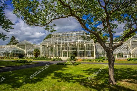 Curvilinear Architecture With Landscaped Gardens Modern Garden