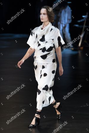 komplet donor helbrede Lemaire show Runway Paris Fashion Week Stock Photos (Exclusive) |  Shutterstock