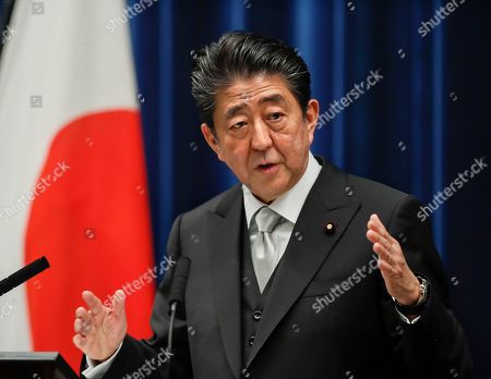Japanese Prime Minister Shinzo Abe Reshuffles His Stockfotos
