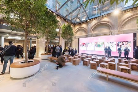Opening Redeveloped Apple Store Covent Garden London Stockfotos
