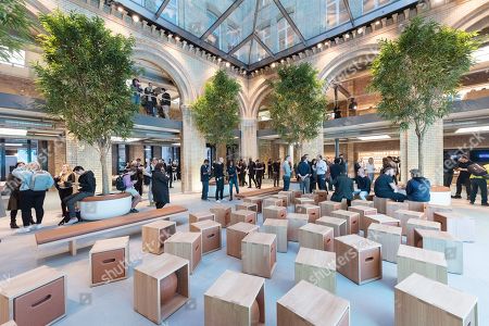 Opening Redeveloped Apple Store Covent Garden London Stockfotos